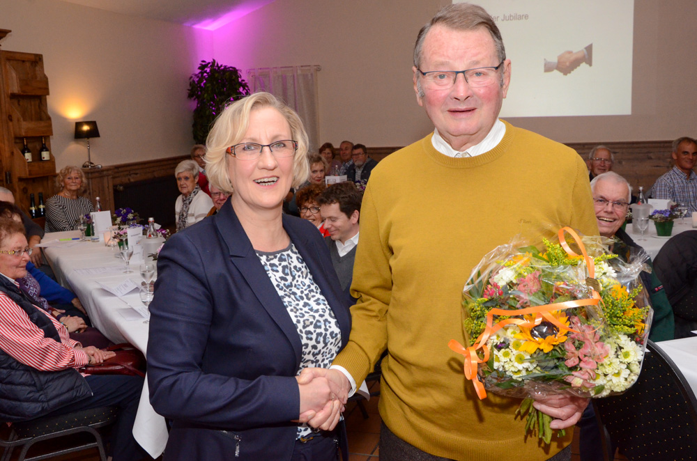 Seit 60 Jahren gehört Hans-Josef Scheufen der Wohnungsgenossenschaft Viersen an. Dafür ehrte ihn Aufsichtsratsvorsitzende Regina Peters.